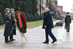 Возложение цветов президентом Белоруссии Лукашенко к Могиле Неизвестного Солдата