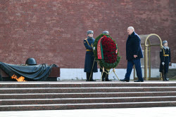 Возложение цветов президентом Белоруссии Лукашенко к Могиле Неизвестного Солдата
