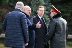 Возложение цветов президентом Белоруссии Лукашенко к Могиле Неизвестного Солдата
