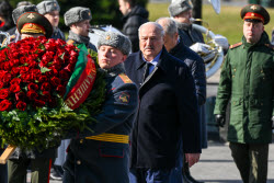 Возложение цветов президентом Белоруссии Лукашенко к Могиле Неизвестного Солдата