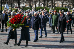 Возложение цветов президентом Белоруссии Лукашенко к Могиле Неизвестного Солдата