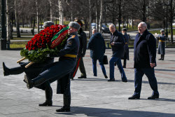 Возложение цветов президентом Белоруссии Лукашенко к Могиле Неизвестного Солдата