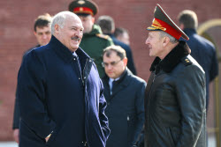 Возложение цветов президентом Белоруссии Лукашенко к Могиле Неизвестного Солдата