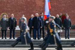 Возложение цветов президентом Белоруссии Лукашенко к Могиле Неизвестного Солдата