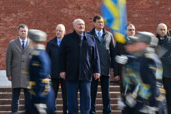 Возложение цветов президентом Белоруссии Лукашенко к Могиле Неизвестного Солдата