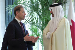 Russia's First Deputy PM Manturov meets with Amir of Qatar