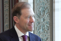 Russia's First Deputy PM Manturov meets with Amir of Qatar
