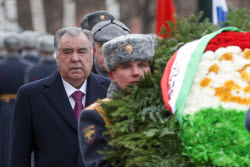Tajikistan's President Rahmon at Tomb of Unknown Soldier in Moscow