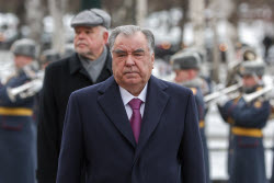 Tajikistan's President Rahmon at Tomb of Unknown Soldier in Moscow