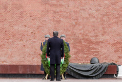 Tajikistan's President Rahmon at Tomb of Unknown Soldier in Moscow