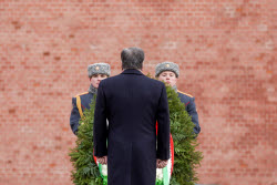 Tajikistan's President Rahmon at Tomb of Unknown Soldier in Moscow