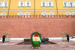 Tajikistan's President Rahmon at Tomb of Unknown Soldier in Moscow