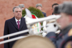 Tajikistan's President Rahmon at Tomb of Unknown Soldier in Moscow