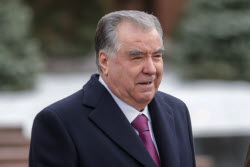 Tajikistan's President Rahmon at Tomb of Unknown Soldier in Moscow