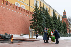 Tajikistan's President Rahmon at Tomb of Unknown Soldier in Moscow