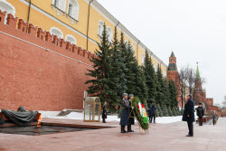 Tajikistan's President Rahmon at Tomb of Unknown Soldier in Moscow