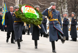 Tajikistan's President Rahmon at Tomb of Unknown Soldier in Moscow