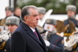 Tajikistan's President Rahmon at Tomb of Unknown Soldier in Moscow