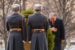 Tajikistan's President Rahmon at Tomb of Unknown Soldier in Moscow