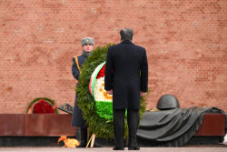 Tajikistan's President Rahmon at Tomb of Unknown Soldier in Moscow