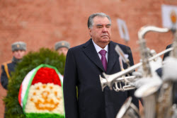 Tajikistan's President Rahmon at Tomb of Unknown Soldier in Moscow