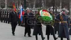 (+VIDEO) Tajikistan's President Rahmon at Tomb of Unknown Soldier in Moscow