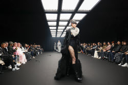 YOU JI YOUNG Aut/Win 2025 Tokyo Runway