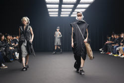 YOU JI YOUNG Aut/Win 2025 Tokyo Runway