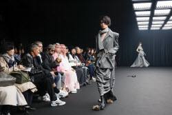 YOU JI YOUNG Aut/Win 2025 Tokyo Runway