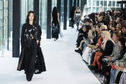 RIV NOBUHIKO Aut/Win 2025 Tokyo Runway