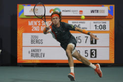 Теннисный турнир Miami Open, 2-й круг: Зизу Бергс (Бельгия) - Андрей Рублёв (Россия) - 7:5, 6:4