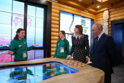 Посещение президентом РФ Путиным Национального центра "Россия"