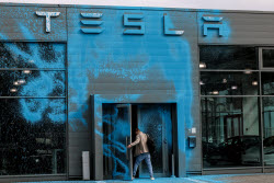 (+ВИДЕО) В Берлине облили краской автомобильный салон Tesla