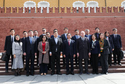 Vietnamese Foreign Minister Bui Thanh Son takes part in wreath laying ceremony in Moscow