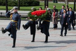 Vietnamese Foreign Minister Bui Thanh Son takes part in wreath laying ceremony in Moscow