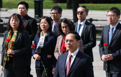 Vietnamese Foreign Minister Bui Thanh Son takes part in wreath laying ceremony in Moscow