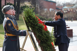 Vietnamese Foreign Minister Bui Thanh Son takes part in wreath laying ceremony in Moscow