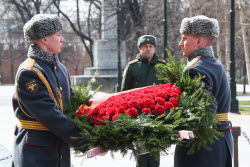 Vietnamese Foreign Minister Bui Thanh Son takes part in wreath laying ceremony in Moscow