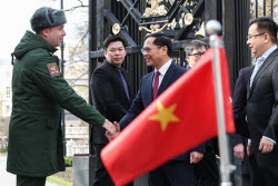 Vietnamese Foreign Minister Bui Thanh Son takes part in wreath laying ceremony in Moscow