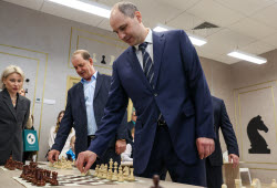 Sverdlovsk Region's acting governor Pasler visits Yekaterinburg's Ural Gubernatorial Lyceum
