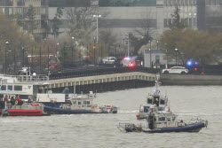 Шесть человек погибли при крушении вертолета в реку в Нью-Йорке