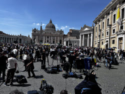Vatican, Rome: Pope Francis Dies. Journalists, TV Televisions, Reporters And Photographers At St. Peter'S Square