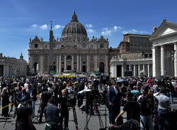 Vatican, Rome: Pope Francis Dies. Journalists, TV Televisions, Reporters And Photographers At St. Peter'S Square