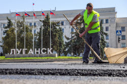 (+VIDEO) Road resurfacing in Lugansk, Russia