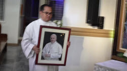Faithful in Philippines mourn death of Pope Francis