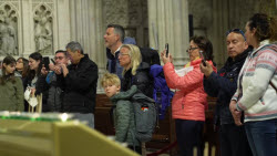Catholic faithful express their sorrow over Francisco's death at the Cathedral of New York