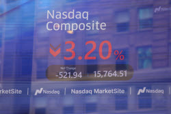 US stocks fall further after US President Trump critizices Federal Reserve Chair