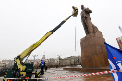 Мытье памятника Ленину в Чите