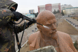 Мытье памятника Ленину в Чите
