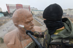 Мытье памятника Ленину в Чите